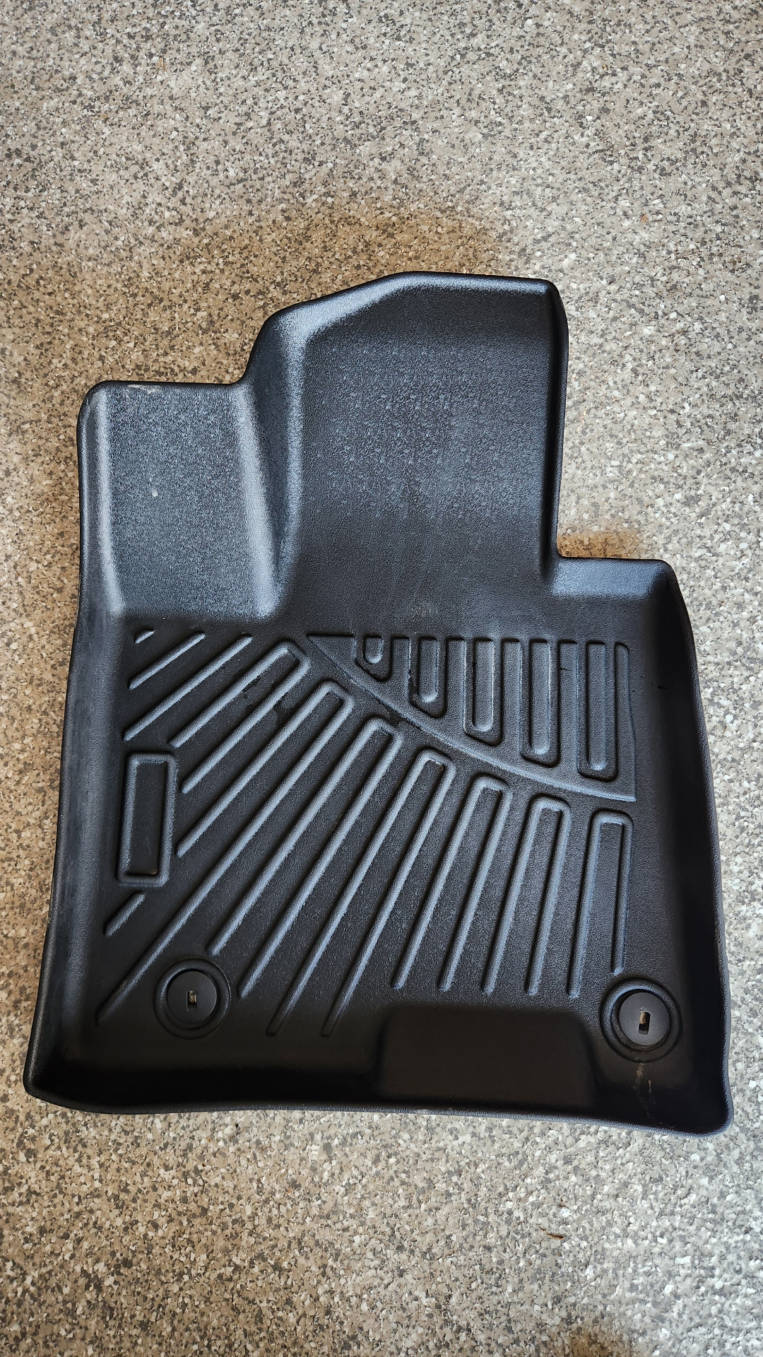 Le même tapis PVC nettoyé, fini noir mat profond après le détail