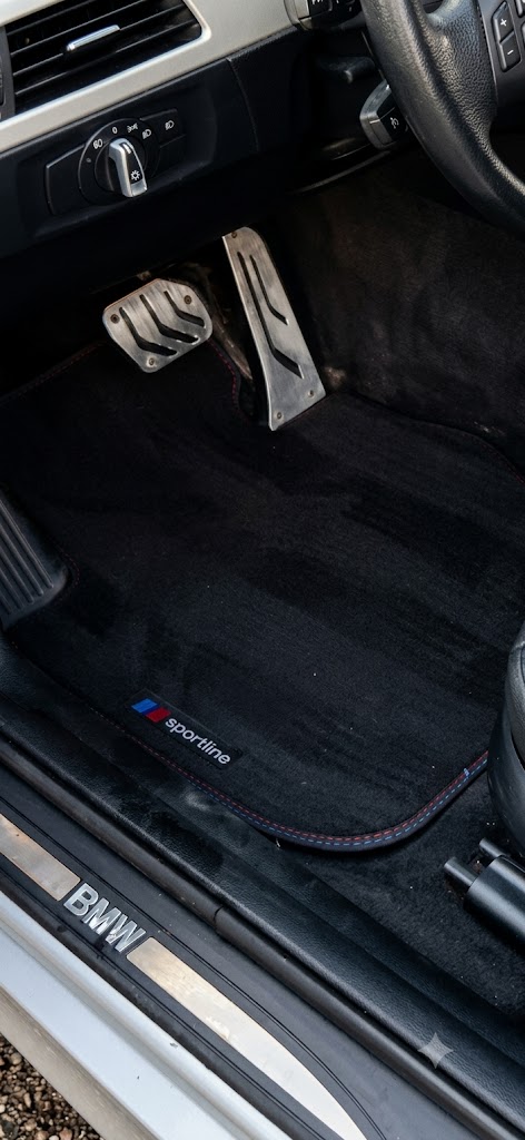 Même tapis de plancher nettoyé et restauré après l'option d'enlèvement de taches de sel